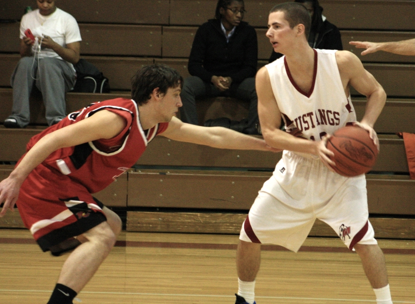 Mustangs Top Hawks 90-81