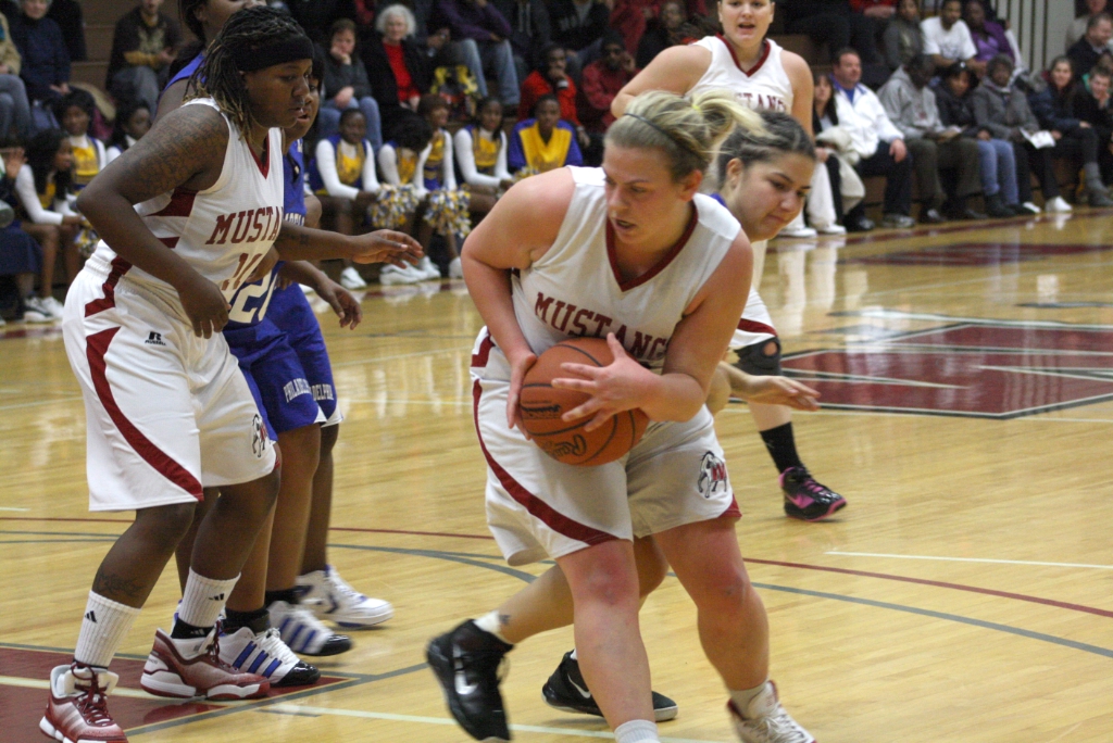 Women's Basketball Downs Colonials