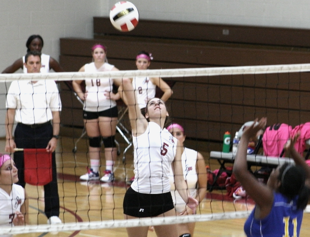 Women's Volleyball Goes One and One at Tri-Match