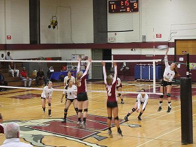 Volleyball Edges HACC; Advances To Region Final 4